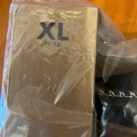 Men’s size extra large, 11/12 dockers brand black slippers - Picture 3 of 4